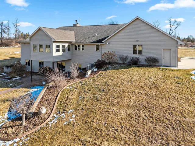 $1,842,775 | N8481 Town Hall Road, Black Creek, WI 54106