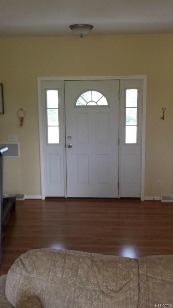 15402 Donald Road Capac, MI 48014 - Photo 6 of 27 4. Entry