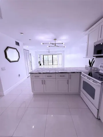 $2,295 | 4272 Deste Court, Unit 308, Lake Worth, FL 33467