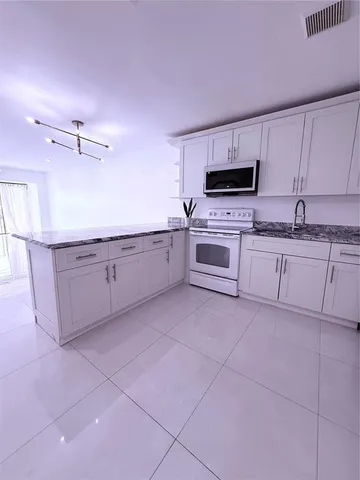 $2,295 | 4272 Deste Court, Unit 308, Lake Worth, FL 33467