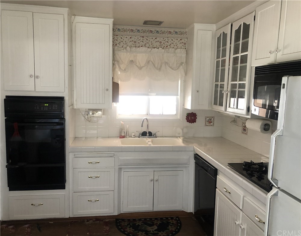 273 Harvard Lane Seal Beach, CA 90740 - Photo 5 of 43 Double Oven for the big family dinners.