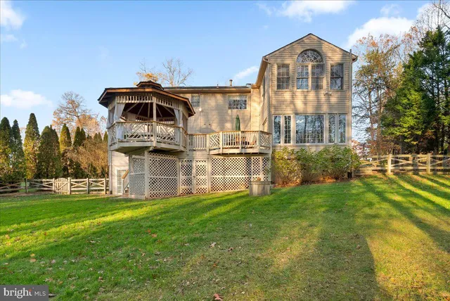 a black and white photo of a living room