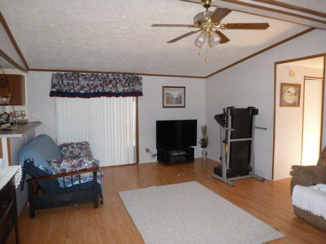 257 Harper Road Clarksville, TN 37043 - Photo 5 of 20 Great Room with Vaulted Ceiling and Laminate Flooring