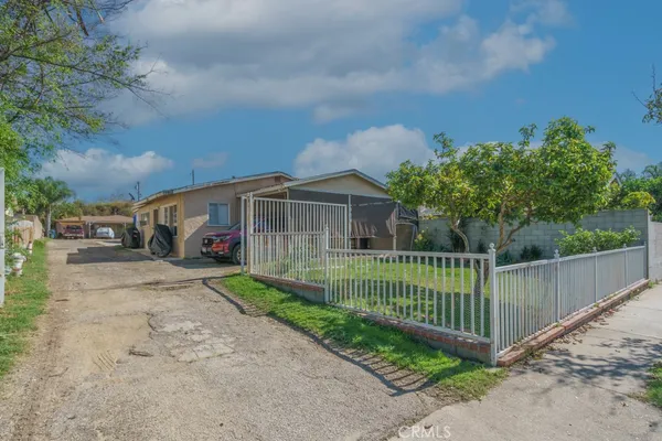 a view of a chair and table in the backyard