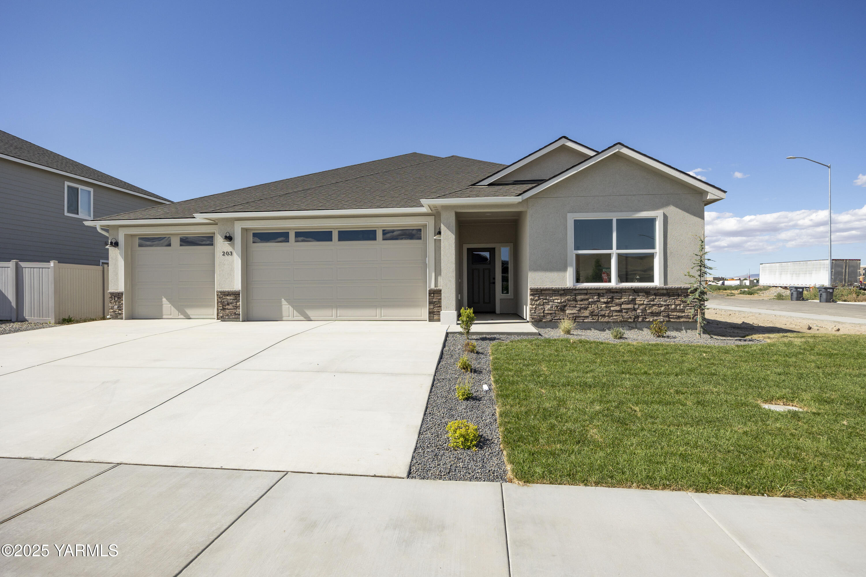 203 Shrute Road Prosser, WA 99350 - Photo 1 of 1 a front view of house with yard