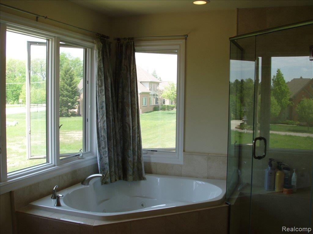 86 Fieldway Court Rochester, MI 48306 - Photo 14 of 25 Jetted Tub and Big Shower