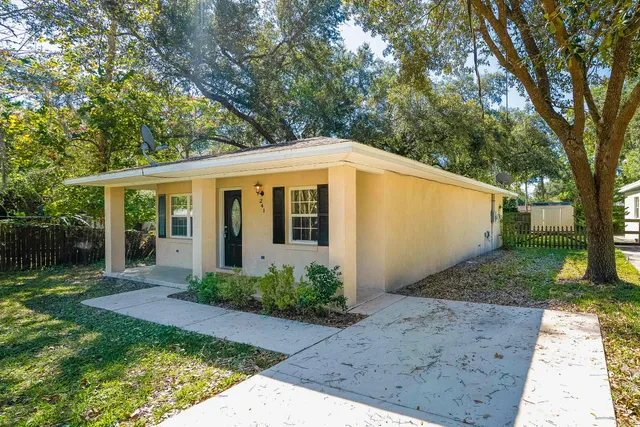 a view of a house with backyard and garden
