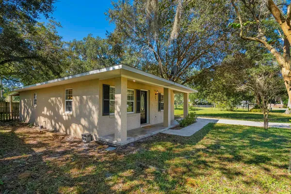 a view of a house with backyard