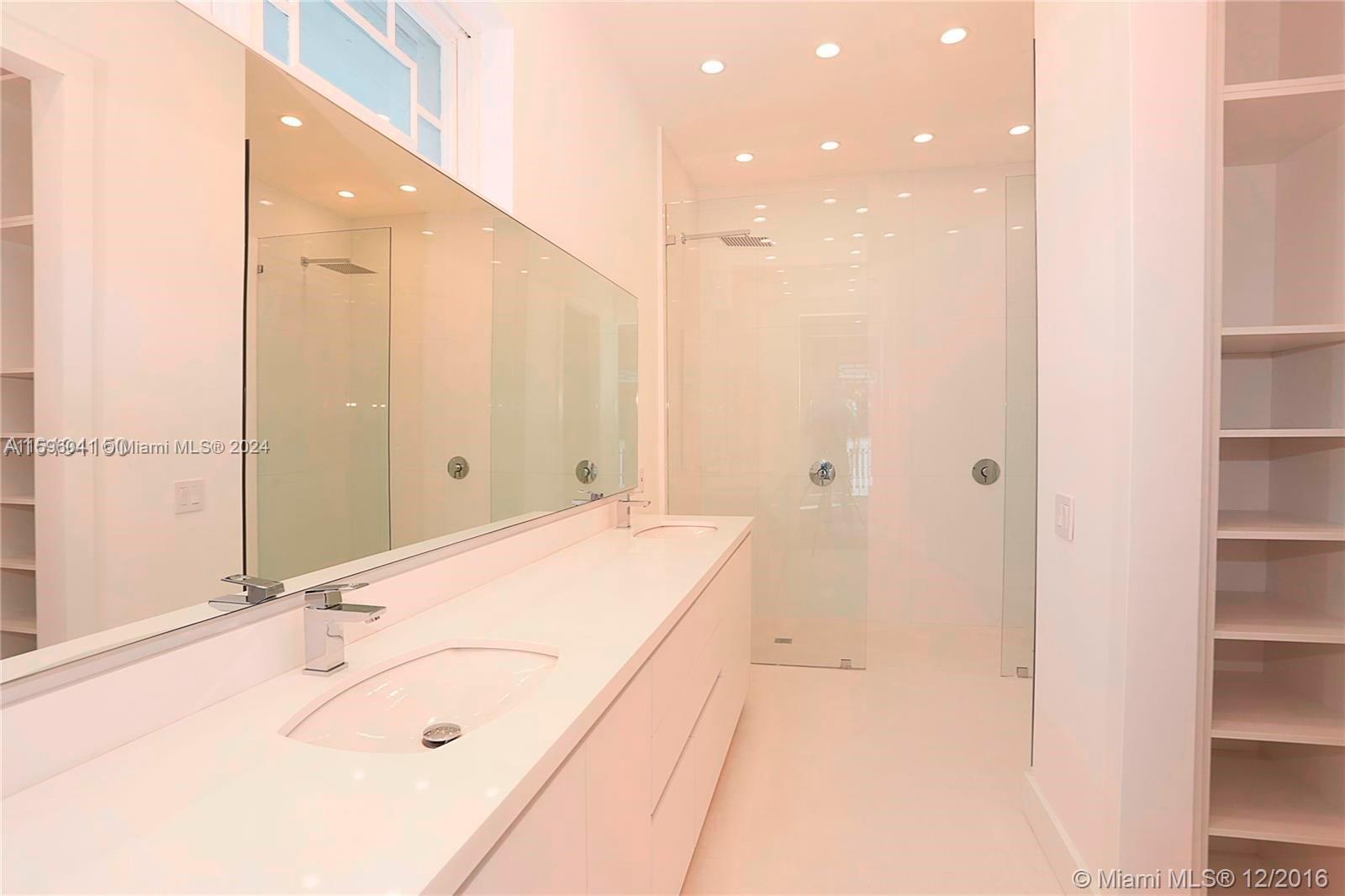 390 Gulf Road Key Biscayne, FL 33149 - Photo 21 of 25 a bathroom with a tub sink and mirror