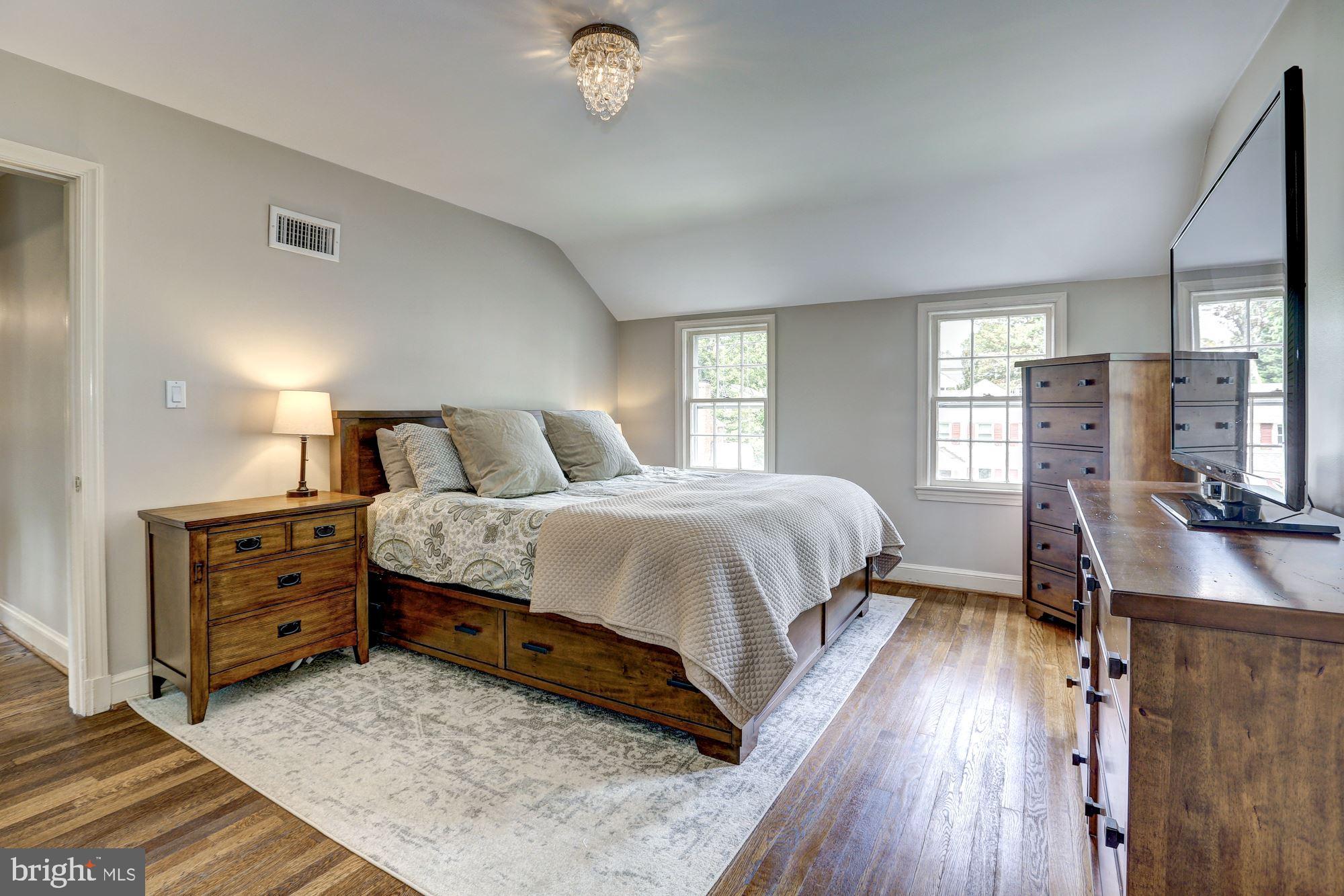 5908 Gloster Road Bethesda, MD 20816 - Photo 19 of 40