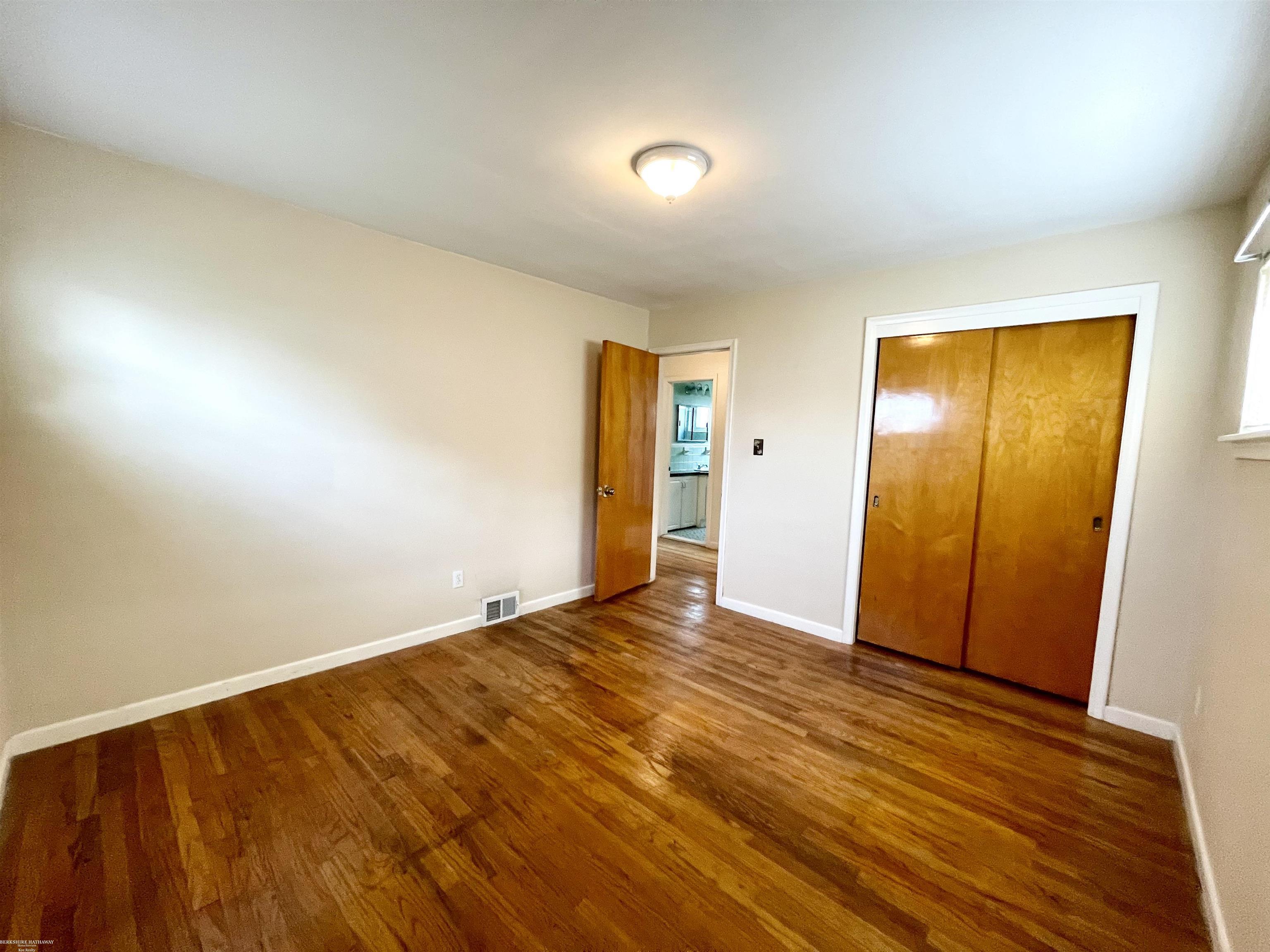 16511 Frazho Road Roseville, MI 48066 - Photo 12 of 20 50183554-c1908a20-68a3-4837-bb22-3d9f63099c2e.JPG