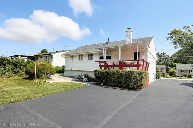 $339,900 | 52 Schoenbeck Road, Wheeling, IL 60090