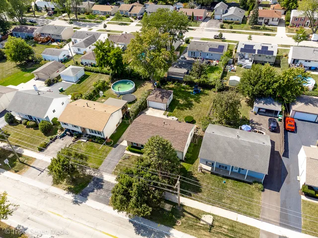 $339,900 | 52 Schoenbeck Road, Wheeling, IL 60090