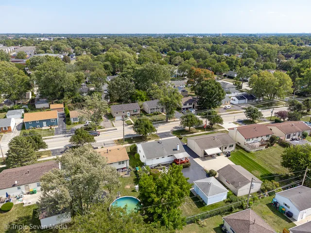 $339,900 | 52 Schoenbeck Road, Wheeling, IL 60090