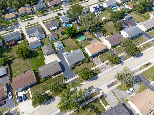 $339,900 | 52 Schoenbeck Road, Wheeling, IL 60090