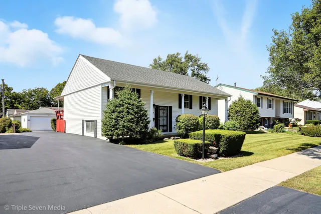 $339,900 | 52 Schoenbeck Road, Wheeling, IL 60090