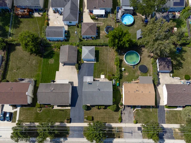 $339,900 | 52 Schoenbeck Road, Wheeling, IL 60090