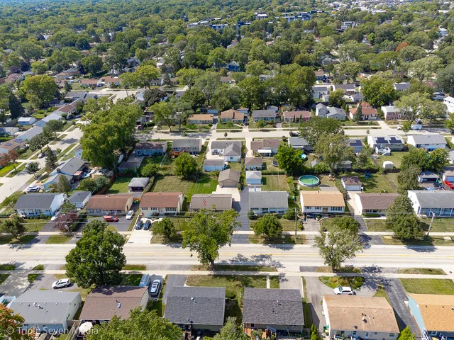 $339,900 | 52 Schoenbeck Road, Wheeling, IL 60090