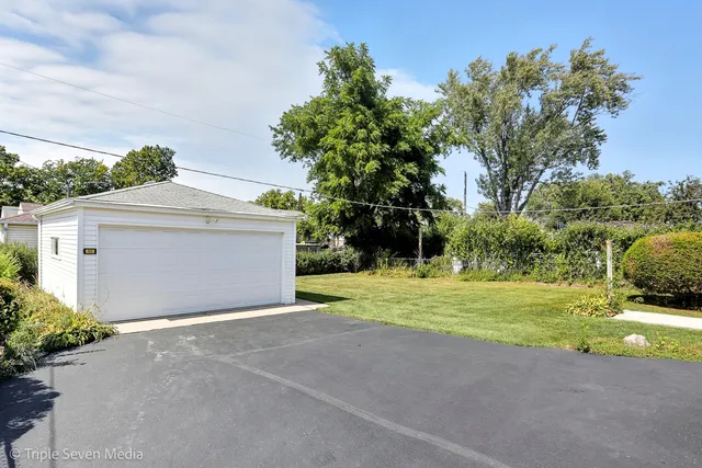 $339,900 | 52 Schoenbeck Road, Wheeling, IL 60090