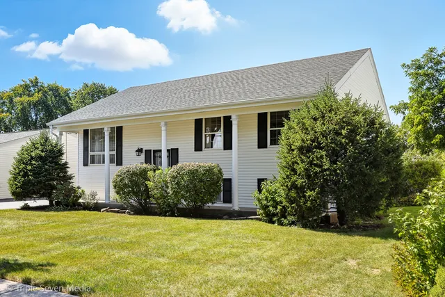 $339,900 | 52 Schoenbeck Road, Wheeling, IL 60090