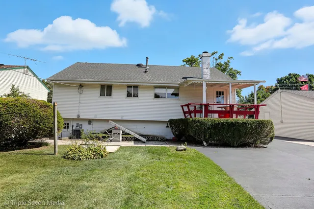 $339,900 | 52 Schoenbeck Road, Wheeling, IL 60090