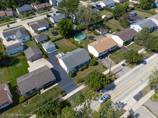 $339,900 | 52 Schoenbeck Road, Wheeling, IL 60090