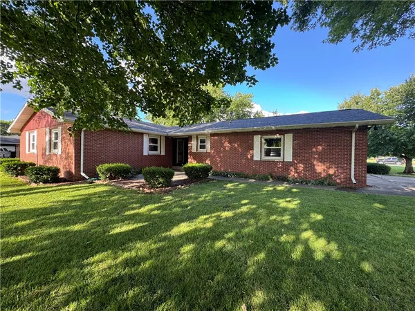 $150,000 | 128 Woodlawn Drive, Chrisman, IL 61924