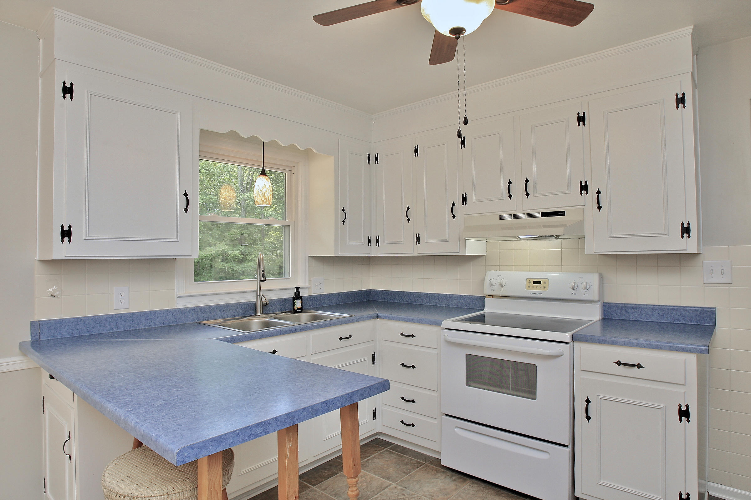2960 Eton Road Hardy, VA 24101 - Photo 9 of 43 a kitchen with a stove a sink and a refrigerator
