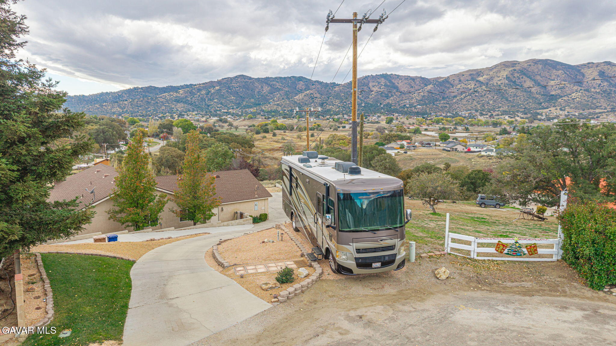 19812 Breeze Place Tehachapi, CA 93561 - Photo 43 of 59 a view of a terrace with a table and chairs