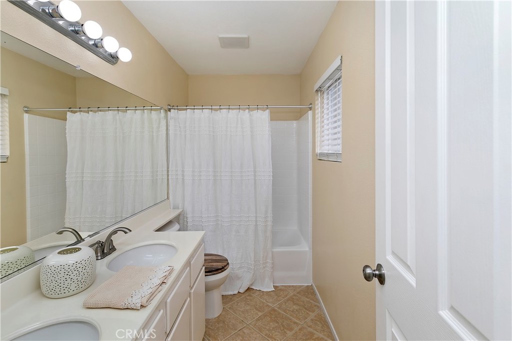 16373 Skyridge Drive Riverside, CA 92503 - Photo 31 of 60 Shared Bathroom