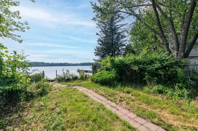 a view of yard with green space