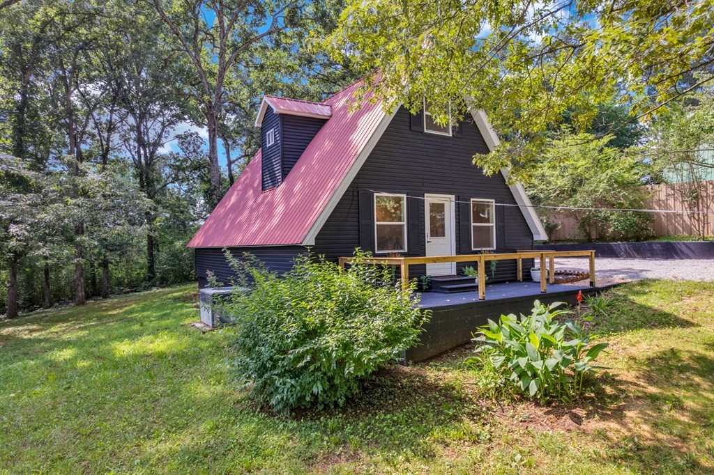 152 Parker Road Sparta, TN 38583 - Photo 26 of 30 a front view of a house with garden