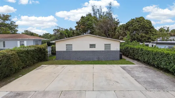 $2,300 | 4521 Northwest 14th Avenue, Unit 4521, Miami, FL 33142