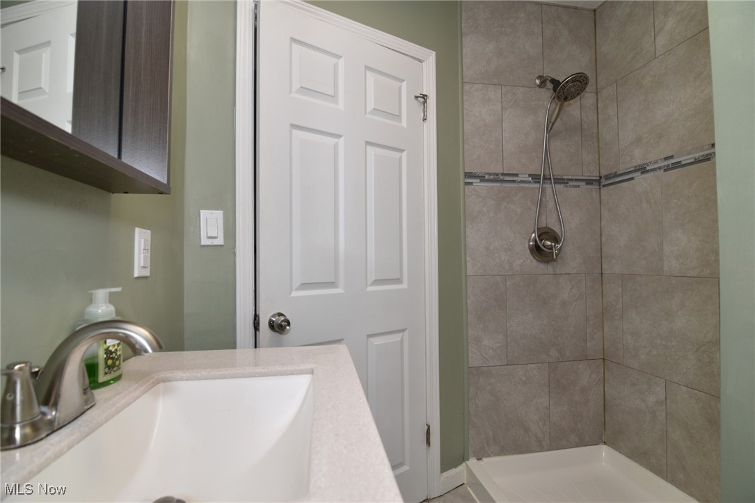 4498 Telhurst Road Cleveland, OH 44121 - Photo 17 of 33