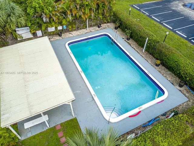 a view of a back yard