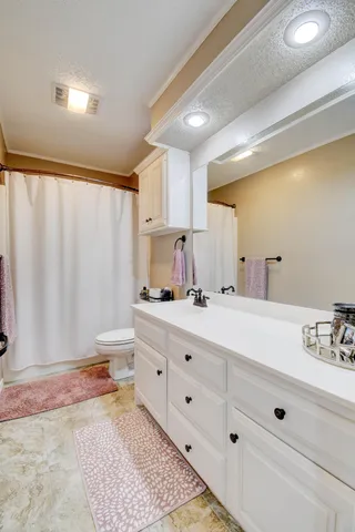 a view of a livingroom with furniture and entryway