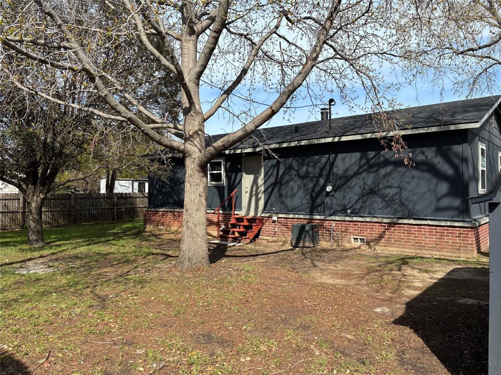 5066 East Highway 199 Springtown, TX 76082 - Photo 3 of 15 View of yard with entry steps