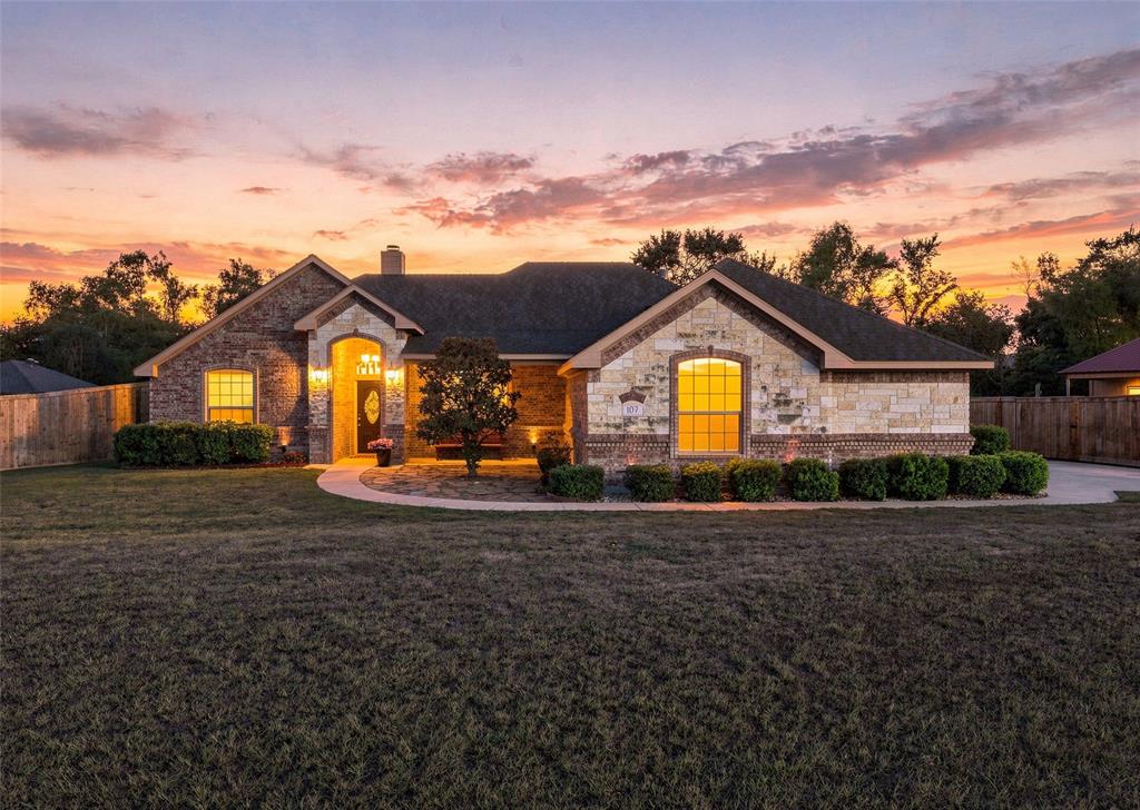 107 Chance Court Springtown, TX 76082 - Photo 4 of 31 Gallery Image 4