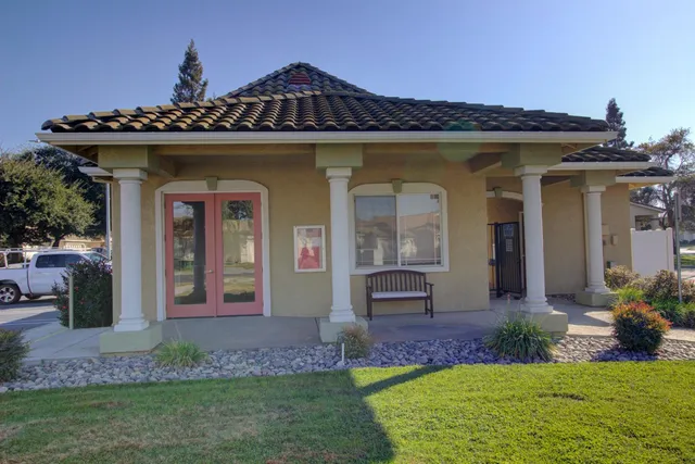 a view of a livingroom with furniture and a ceiling fan