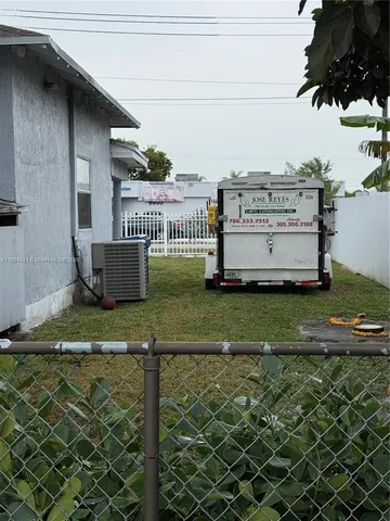 a view of a house with backyard