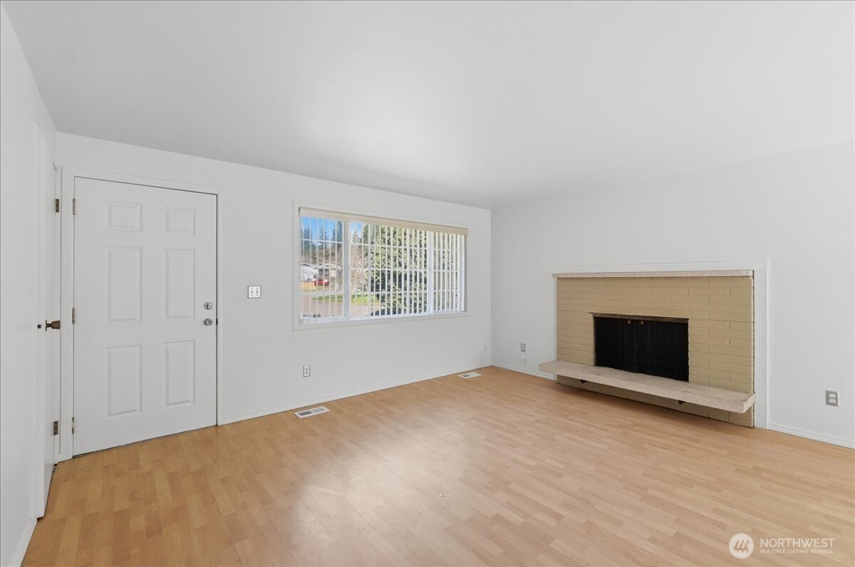 25530 150th Place Southeast Covington, WA 98042 - Photo 2 of 23 an empty room with windows