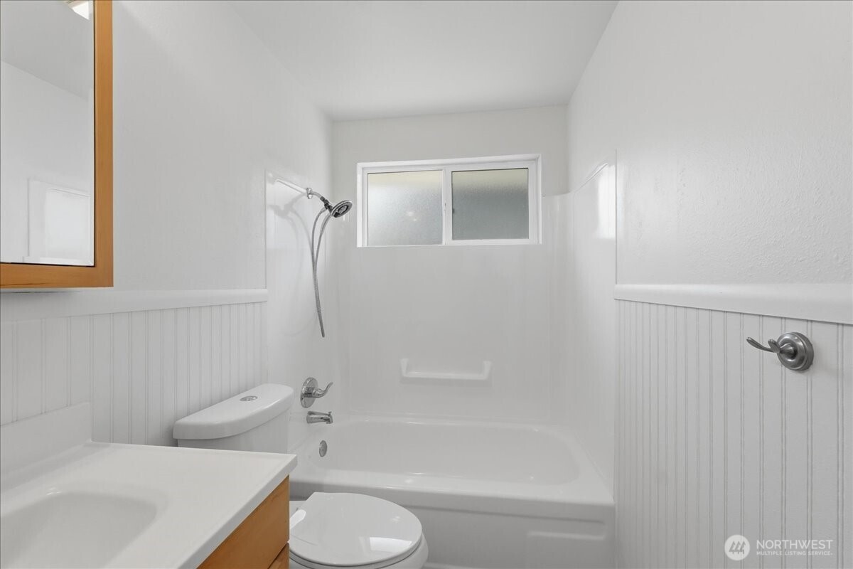 25530 150th Place Southeast Covington, WA 98042 - Photo 10 of 23 a bathroom with a toilet and a bathtub