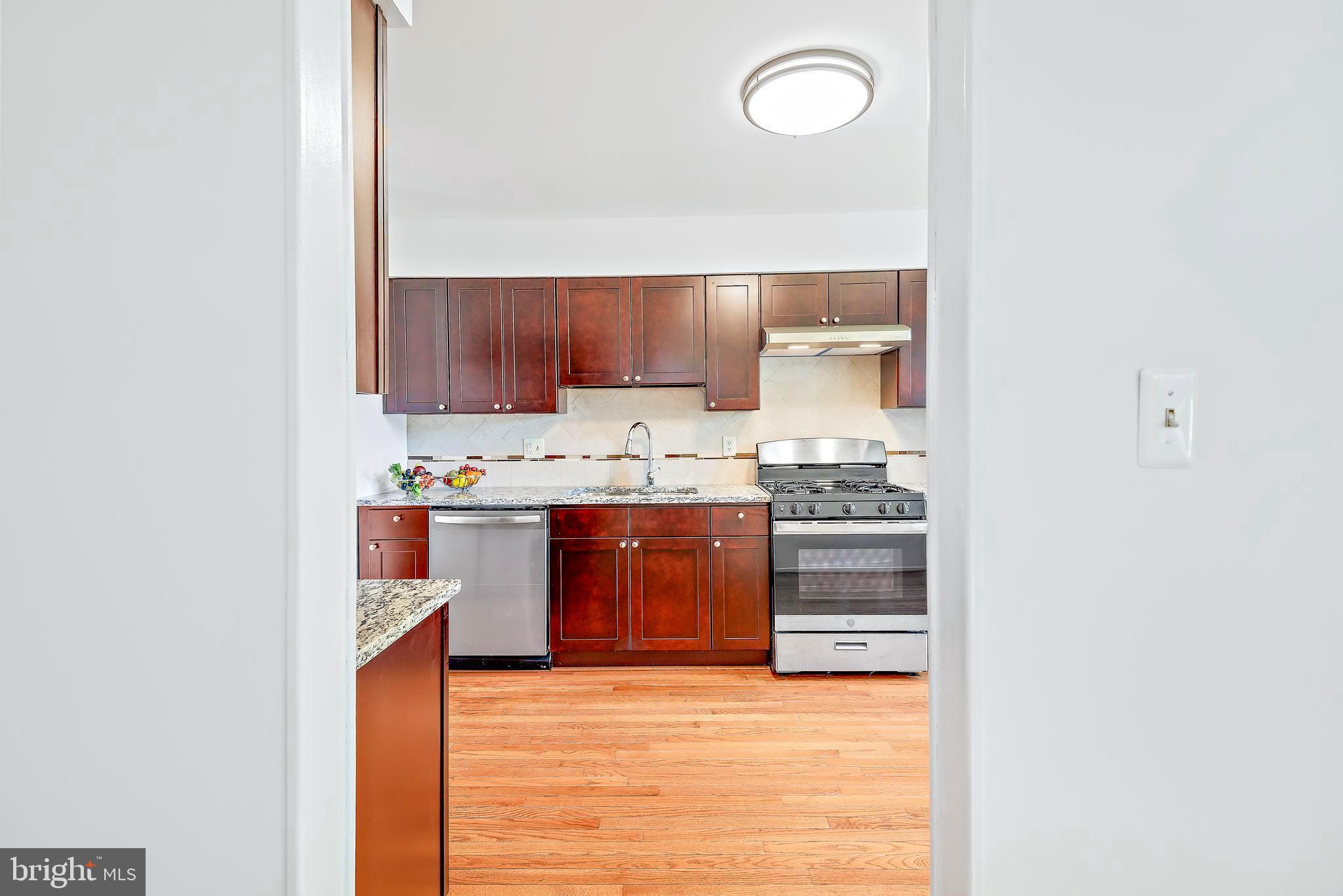 8 Narrowleaf Court Gaithersburg, MD 20878 - Photo 14 of 66 DR to Kitchen