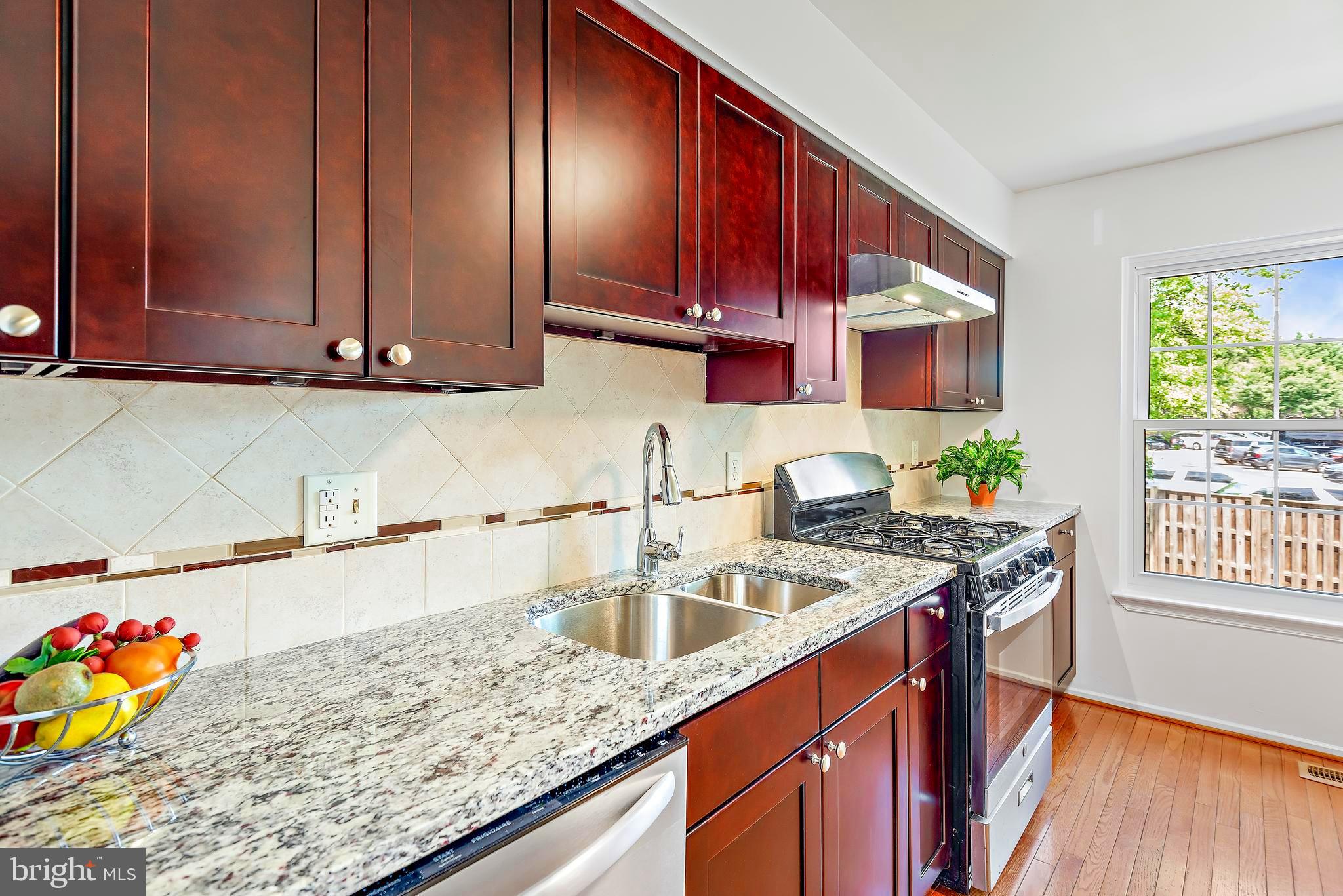 8 Narrowleaf Court Gaithersburg, MD 20878 - Photo 19 of 66 Kitchen with Granite Countertops