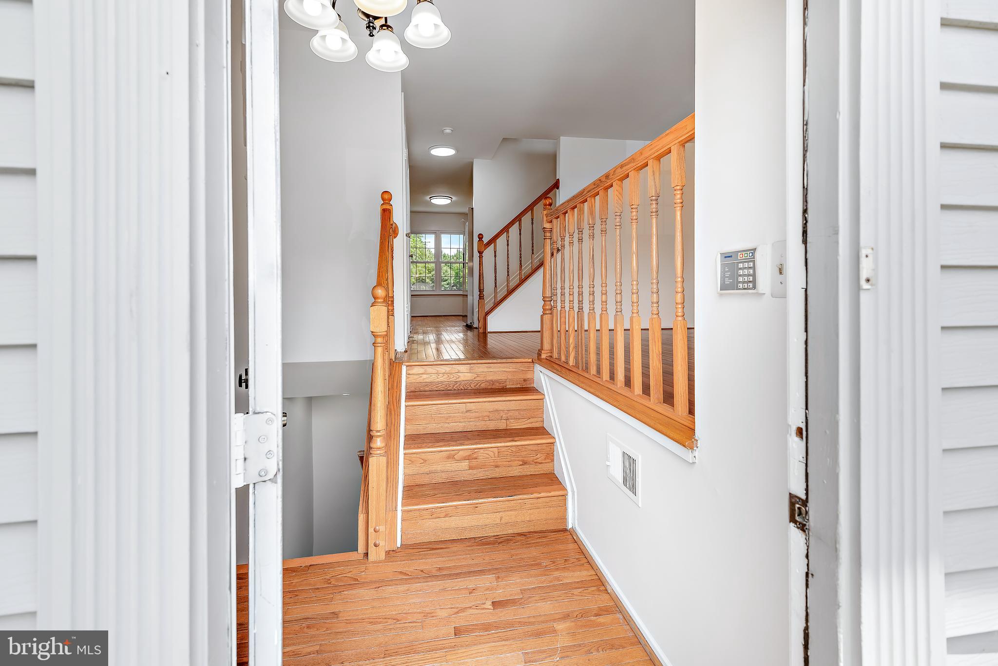 8 Narrowleaf Court Gaithersburg, MD 20878 - Photo 2 of 66 Front Entrance