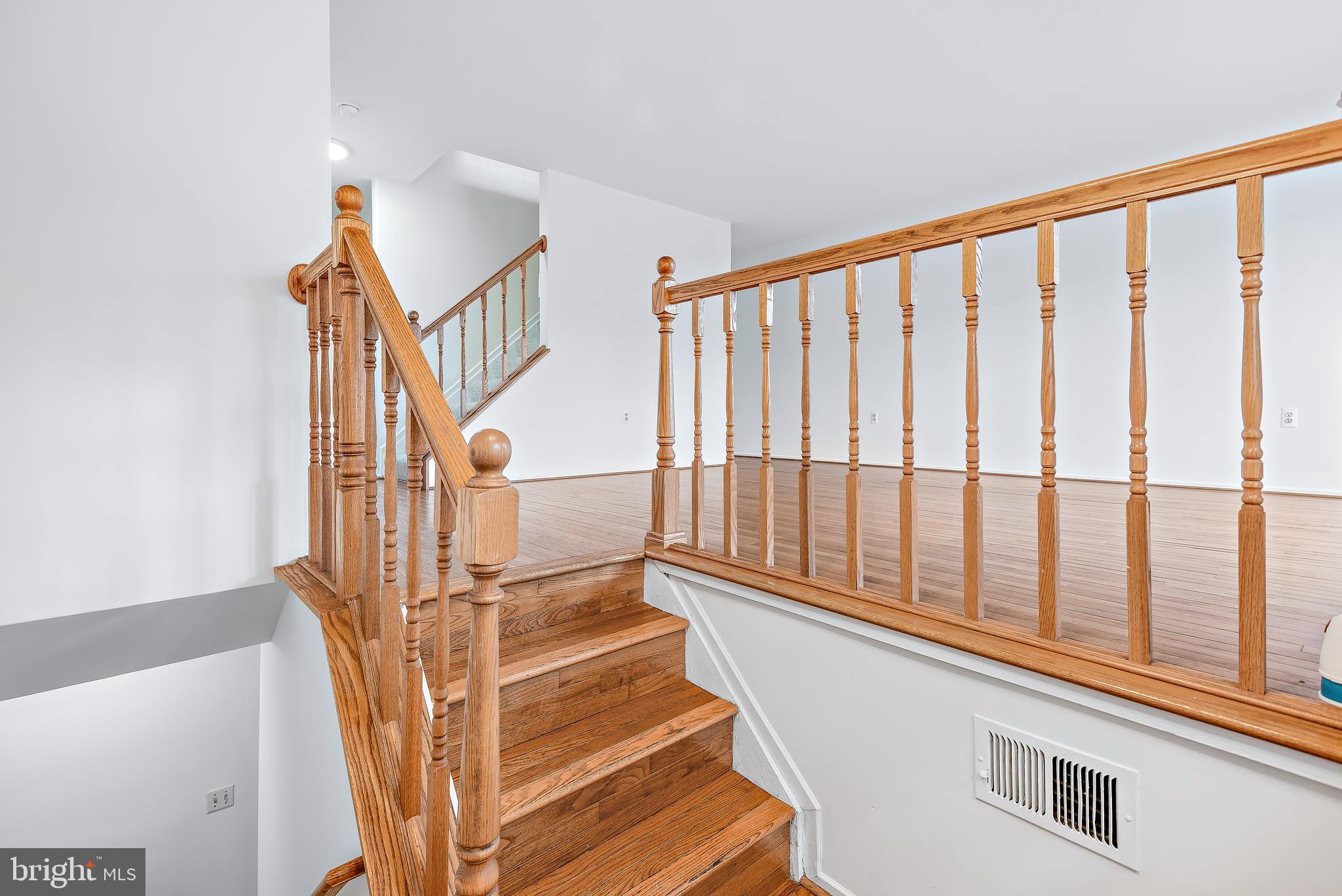 8 Narrowleaf Court Gaithersburg, MD 20878 - Photo 3 of 66 Split Foyer