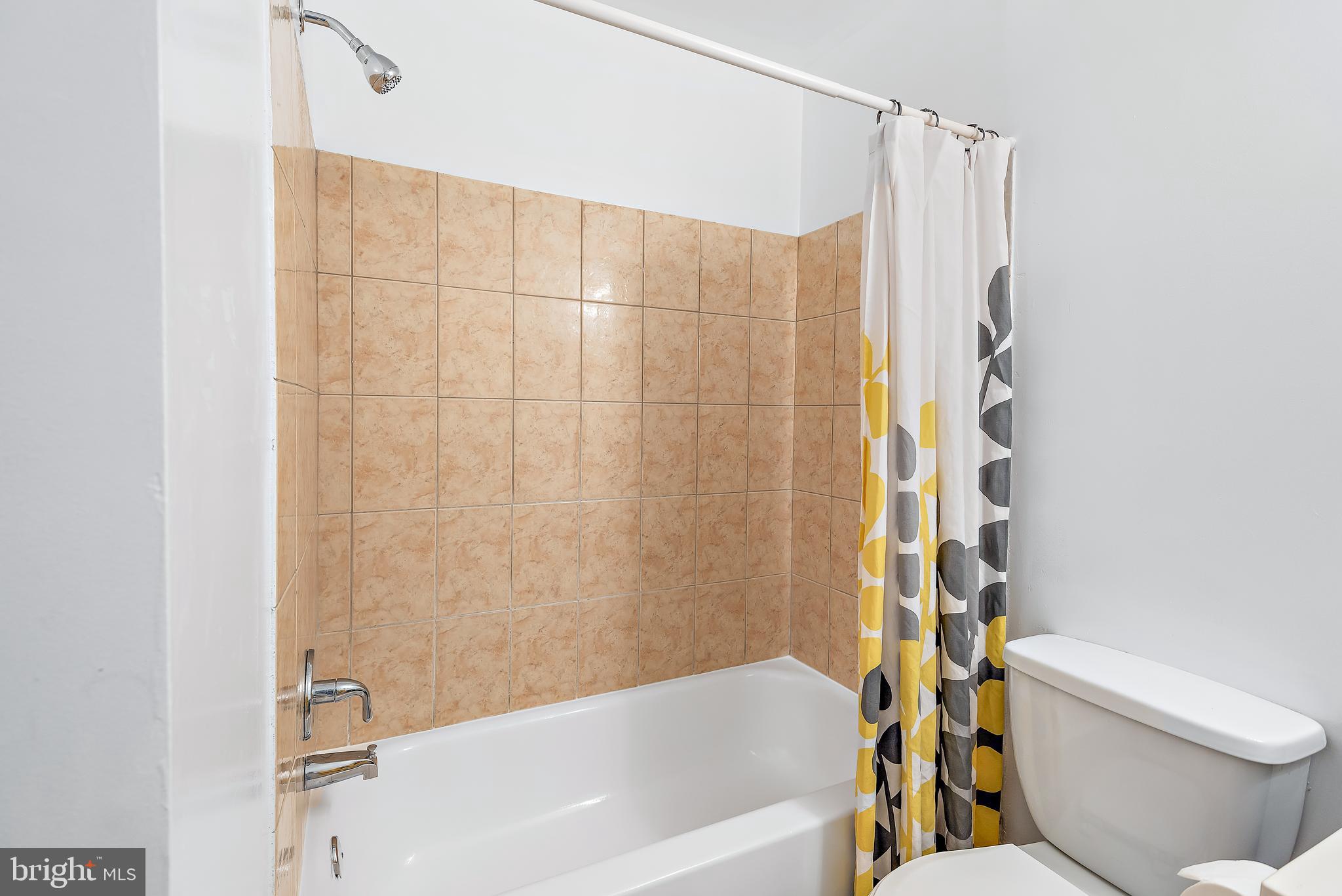 8 Narrowleaf Court Gaithersburg, MD 20878 - Photo 42 of 66 Hallway Bath with Tub