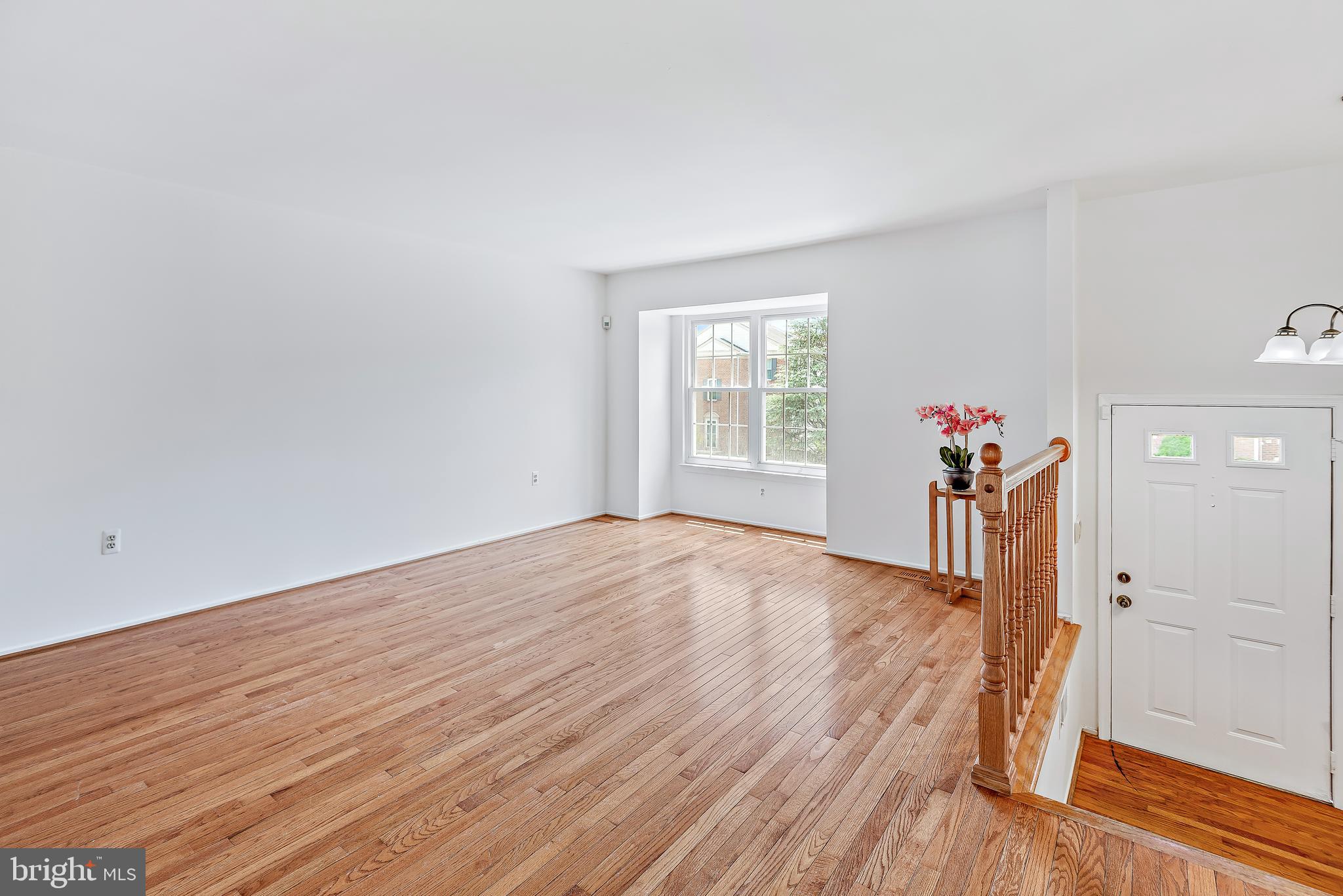 8 Narrowleaf Court Gaithersburg, MD 20878 - Photo 5 of 66 Split Foyer and Living Room