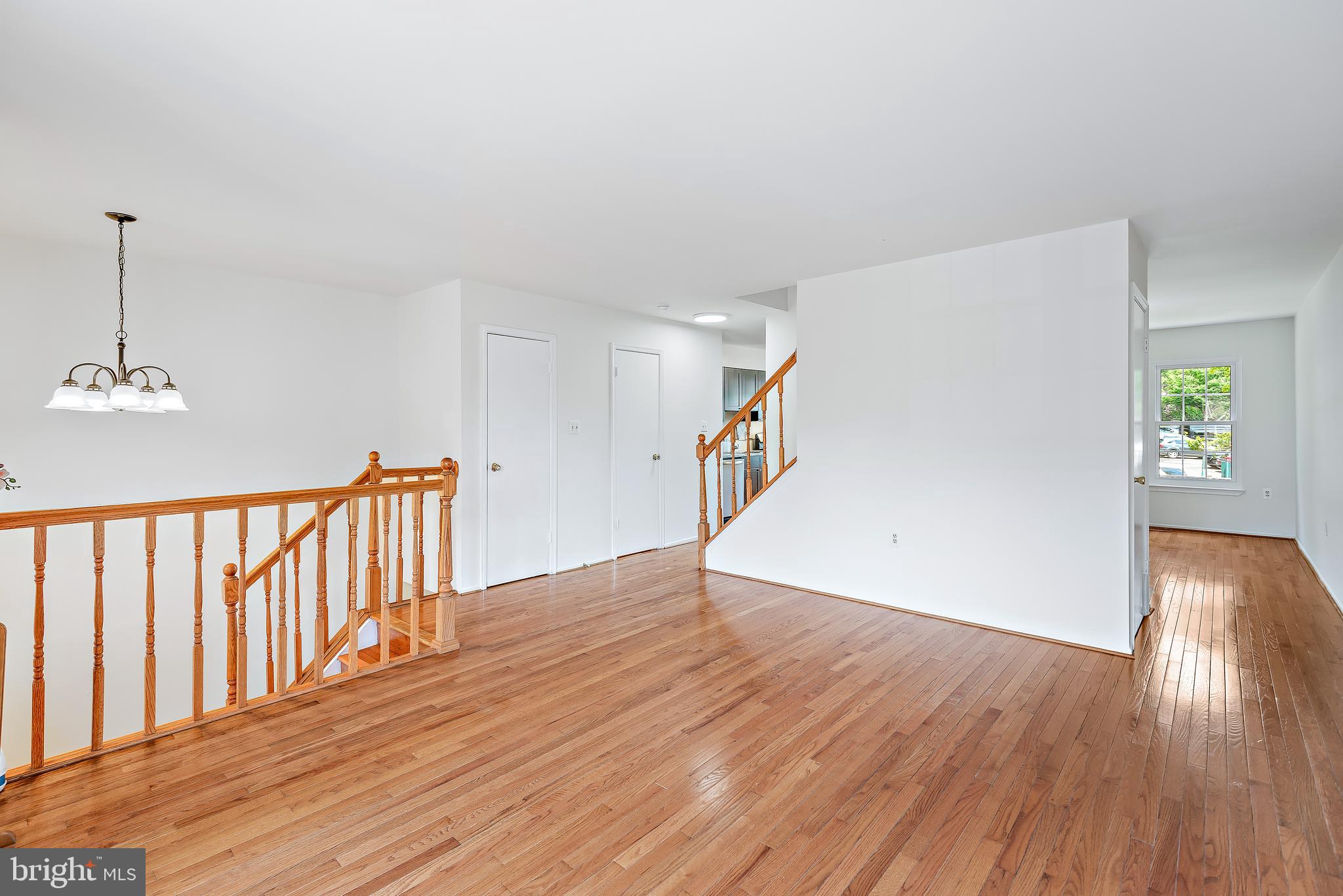 8 Narrowleaf Court Gaithersburg, MD 20878 - Photo 7 of 66 Living Room