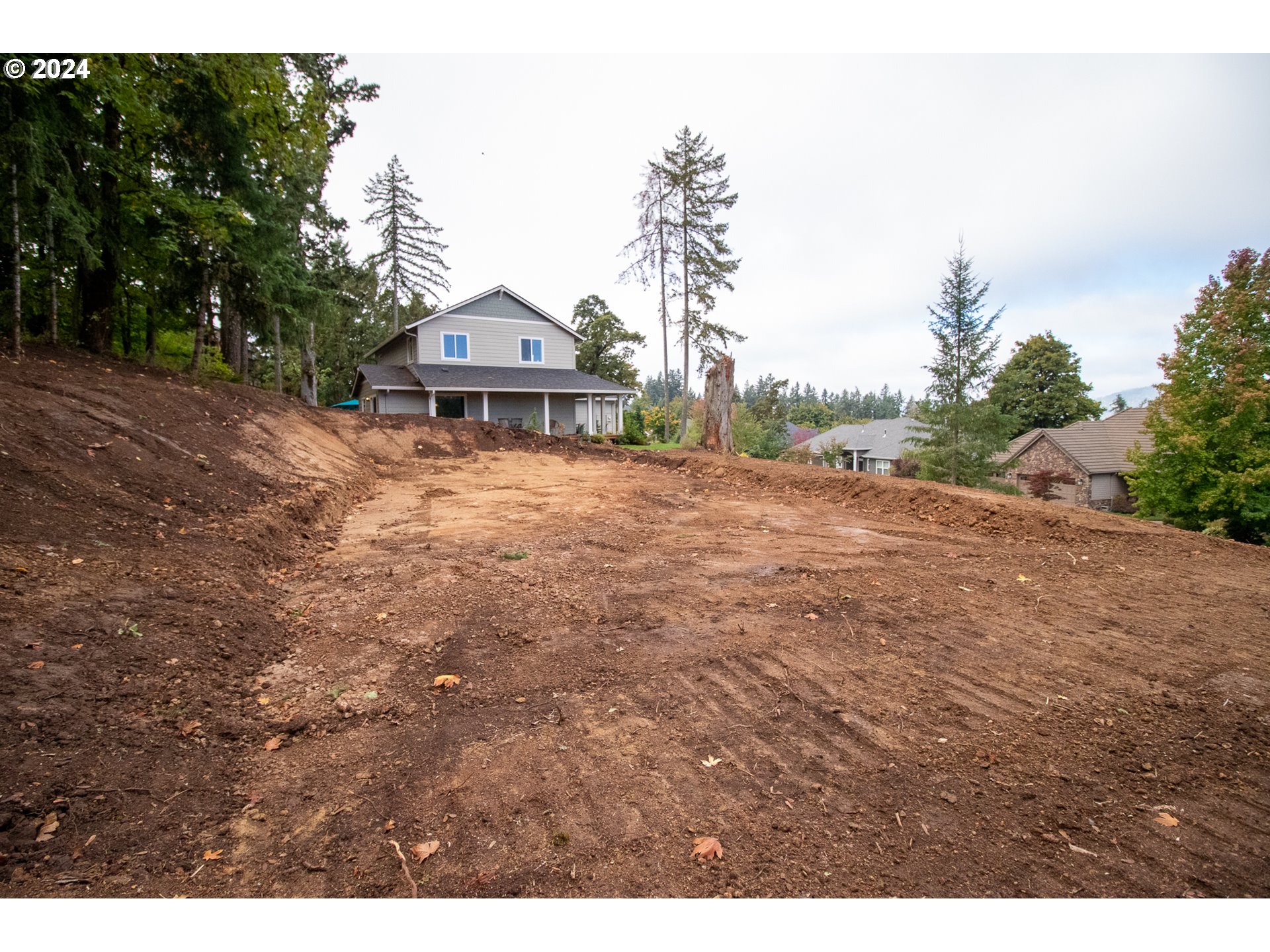 6225 Forest Ridge Drive Springfield, OR 97478 - Photo 6 of 17 a backyard of a house with wooden floor and fence